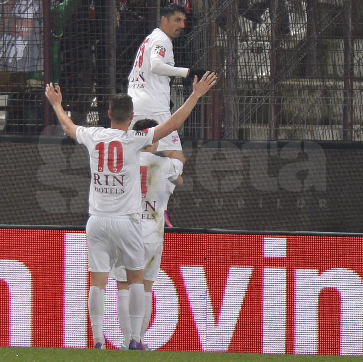 FOTO şi VIDEO Faceţi loc, vin "cîinii roşii"! » Dinamo urcă la două puncte de locul 2, după 1-0 cu CFR Cluj