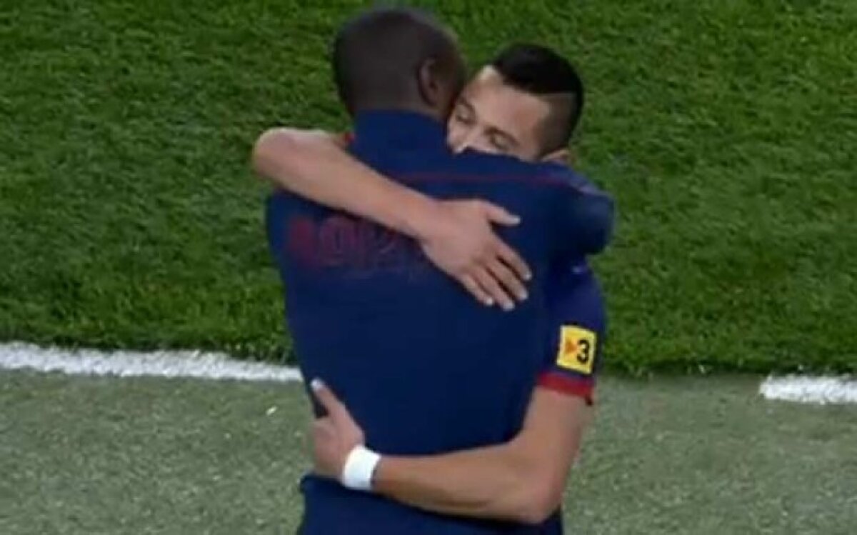 VIDEO şi FOTO » Exemplu de viaţă: Eric Abidal a revenit pe teren după transplantul de ficat: "Vreau să mai joc un an, doi"