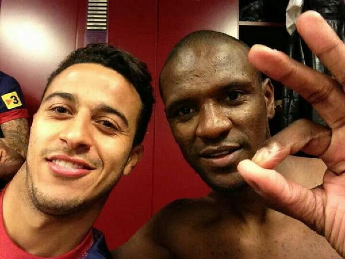 VIDEO şi FOTO » Exemplu de viaţă: Eric Abidal a revenit pe teren după transplantul de ficat: "Vreau să mai joc un an, doi"