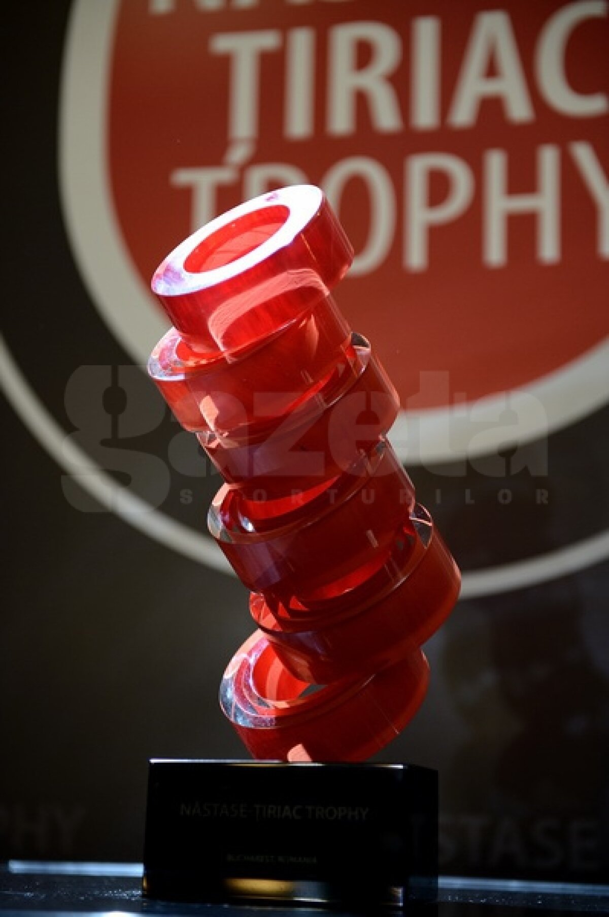 GALERIE FOTO » Trofeu din sticlă pentru cîştigătorul turneului Nastase Tiriac Trophy