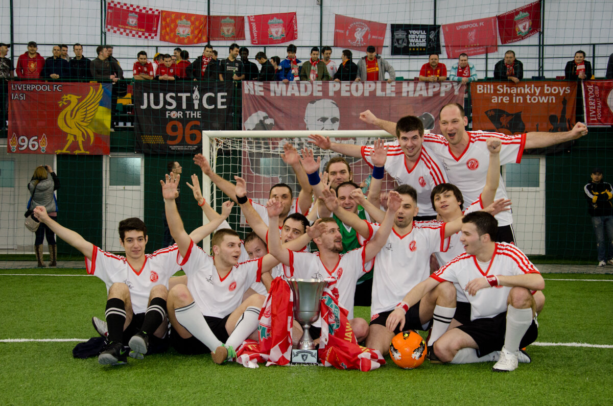 FOTO ŞI VIDEO Piaţa Sfatului Cormoranilor! Fanii lui Liverpool din România au făcut show la Braşov