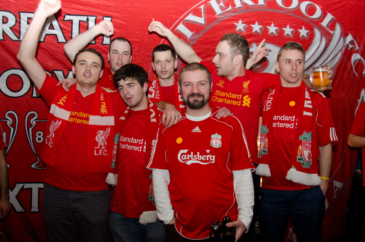 FOTO ŞI VIDEO Piaţa Sfatului Cormoranilor! Fanii lui Liverpool din România au făcut show la Braşov