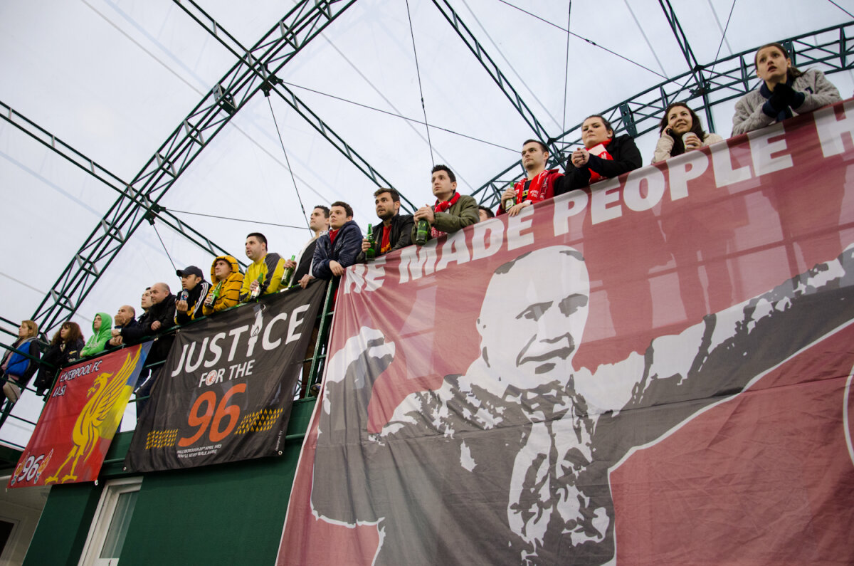 FOTO ŞI VIDEO Piaţa Sfatului Cormoranilor! Fanii lui Liverpool din România au făcut show la Braşov