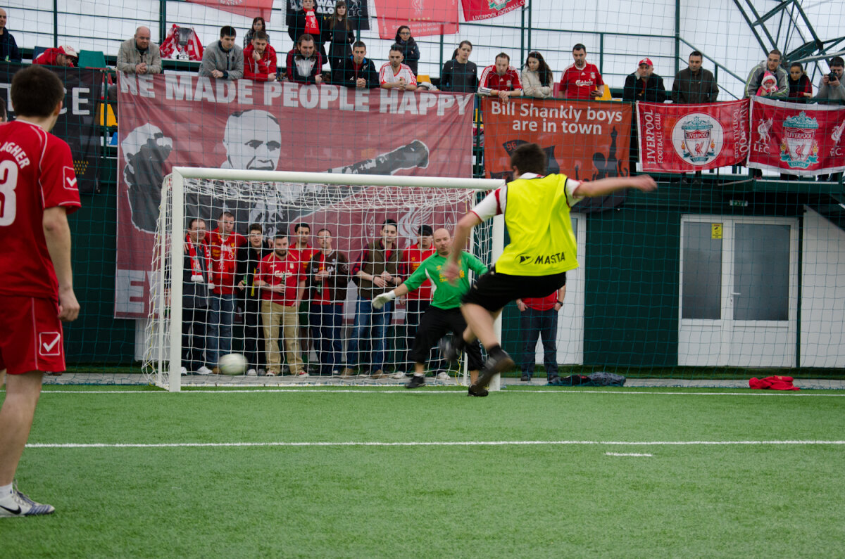 FOTO ŞI VIDEO Piaţa Sfatului Cormoranilor! Fanii lui Liverpool din România au făcut show la Braşov