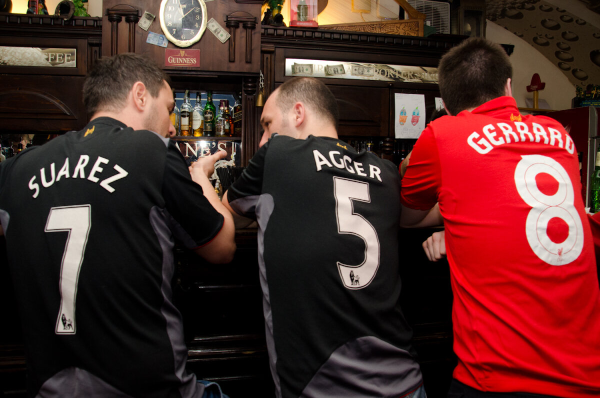 FOTO ŞI VIDEO Piaţa Sfatului Cormoranilor! Fanii lui Liverpool din România au făcut show la Braşov