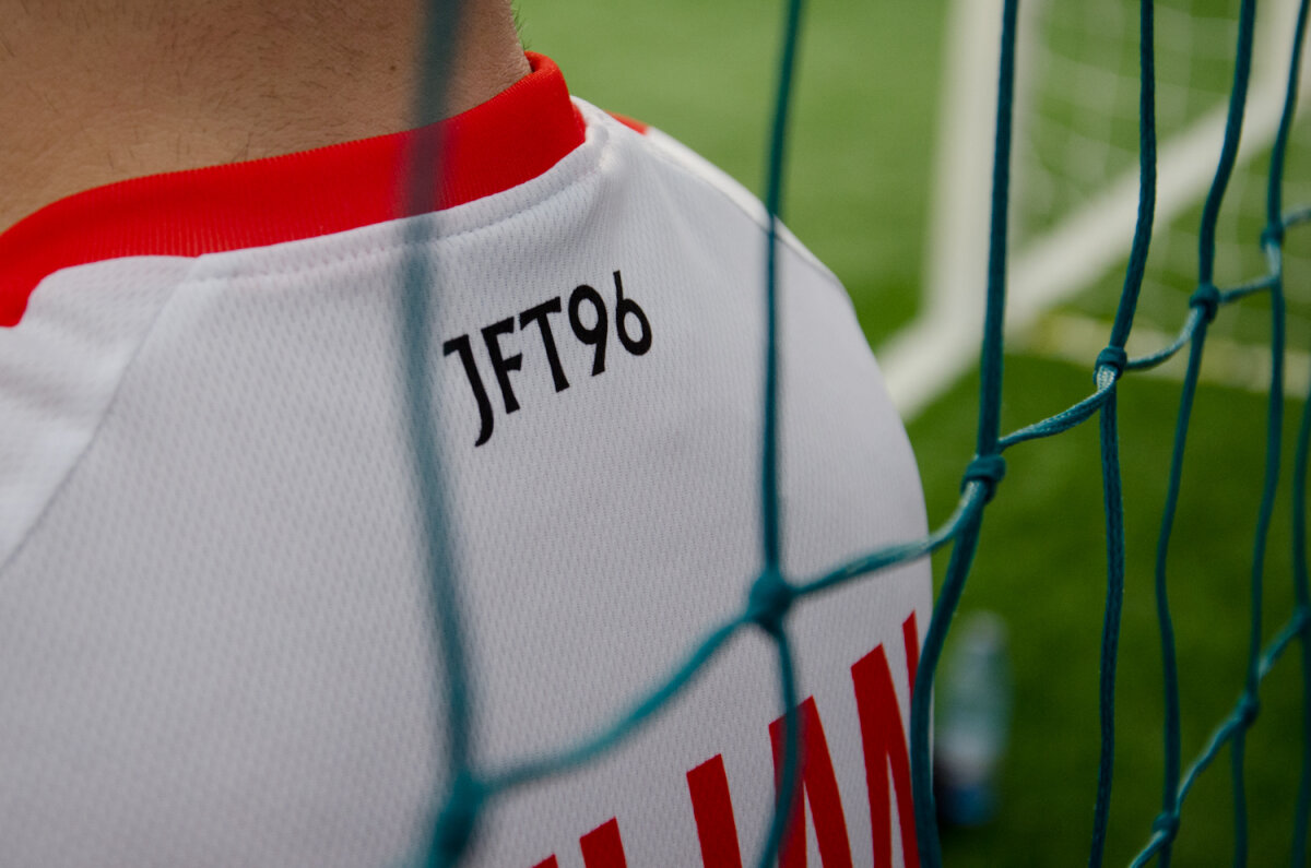 FOTO ŞI VIDEO Piaţa Sfatului Cormoranilor! Fanii lui Liverpool din România au făcut show la Braşov