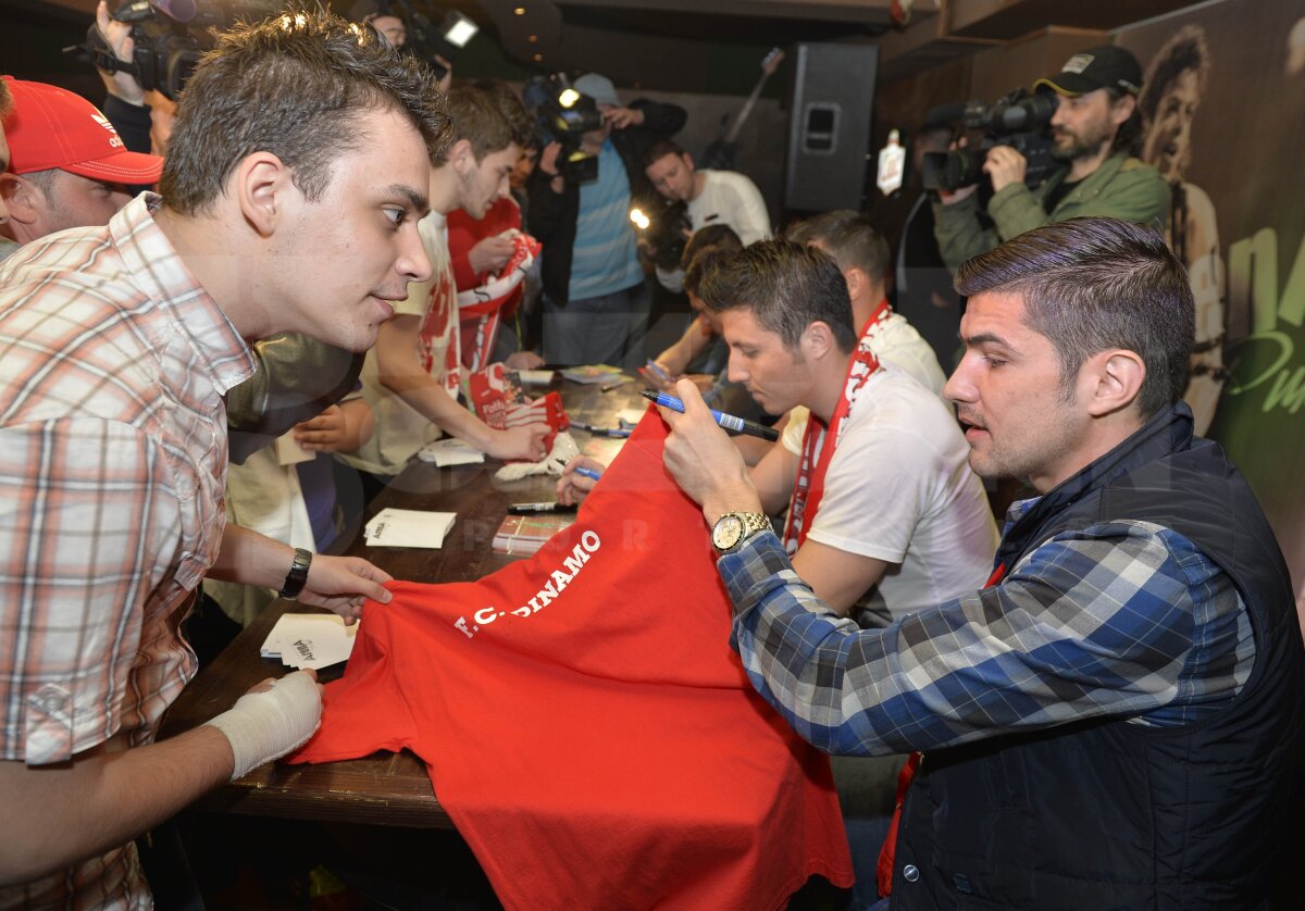 GALERIE FOTO » "Cîinii roşii" au dat autografe în Regie, cu gîndul la antrenor: "Ţălnar e susţinut inclusiv de vestiar, e o atmosferă foarte bună"