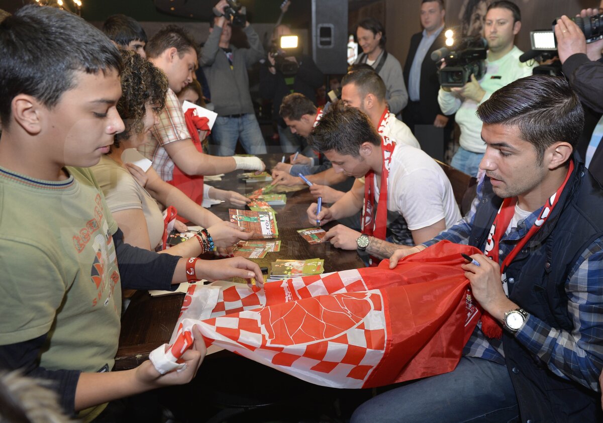 GALERIE FOTO » "Cîinii roşii" au dat autografe în Regie, cu gîndul la antrenor: "Ţălnar e susţinut inclusiv de vestiar, e o atmosferă foarte bună"