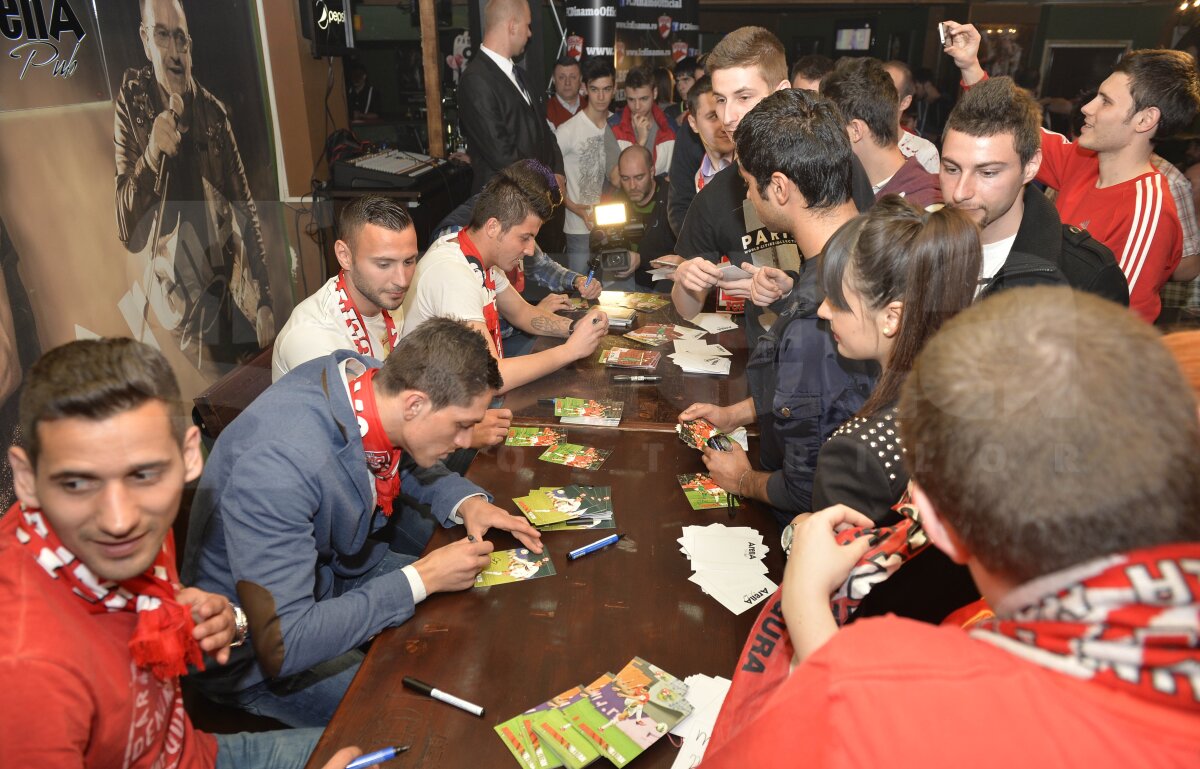GALERIE FOTO » "Cîinii roşii" au dat autografe în Regie, cu gîndul la antrenor: "Ţălnar e susţinut inclusiv de vestiar, e o atmosferă foarte bună"