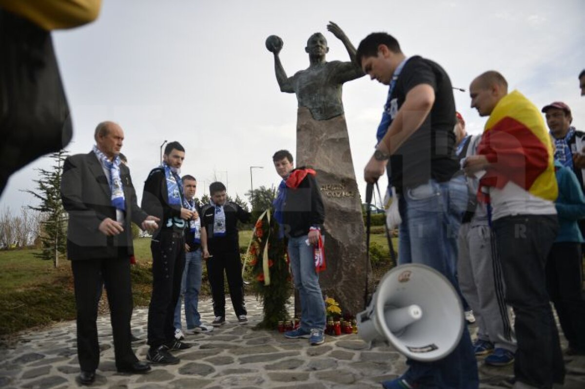 FOTO Suporterii au aprins lumînări la statuia lui Marian Cozma înainte de Gyor - Oltchim