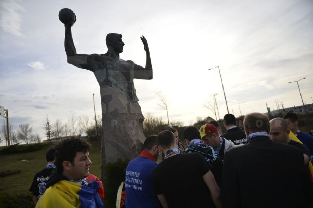FOTO Suporterii au aprins lumînări la statuia lui Marian Cozma înainte de Gyor - Oltchim