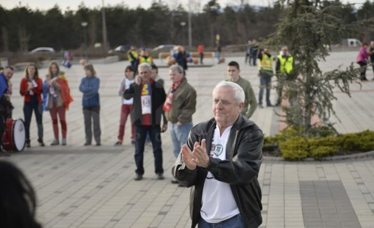 FOTO Suporterii au aprins lumînări la statuia lui Marian Cozma înainte de Gyor - Oltchim