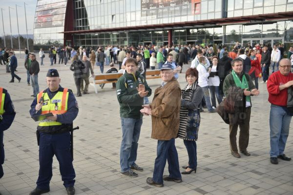 FOTO Suporterii au aprins lumînări la statuia lui Marian Cozma înainte de Gyor - Oltchim