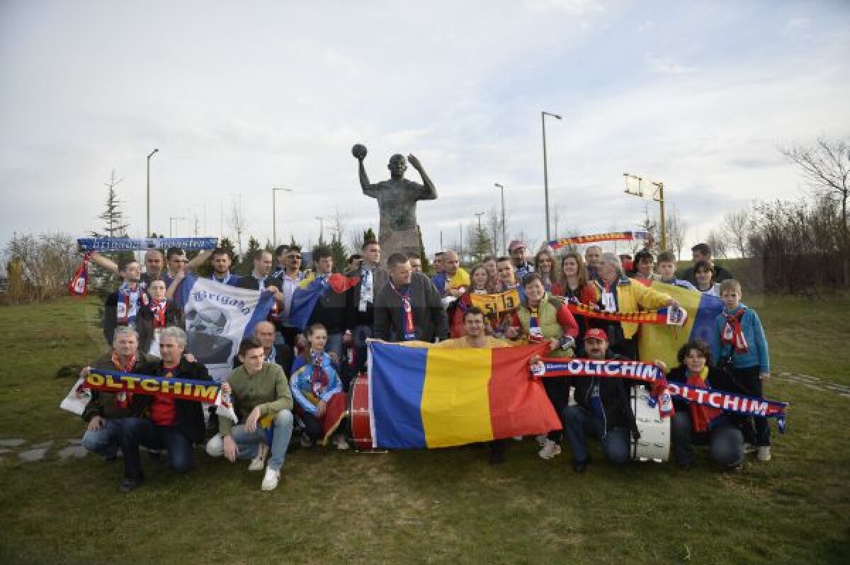 FOTO Suporterii au aprins lumînări la statuia lui Marian Cozma înainte de Gyor - Oltchim