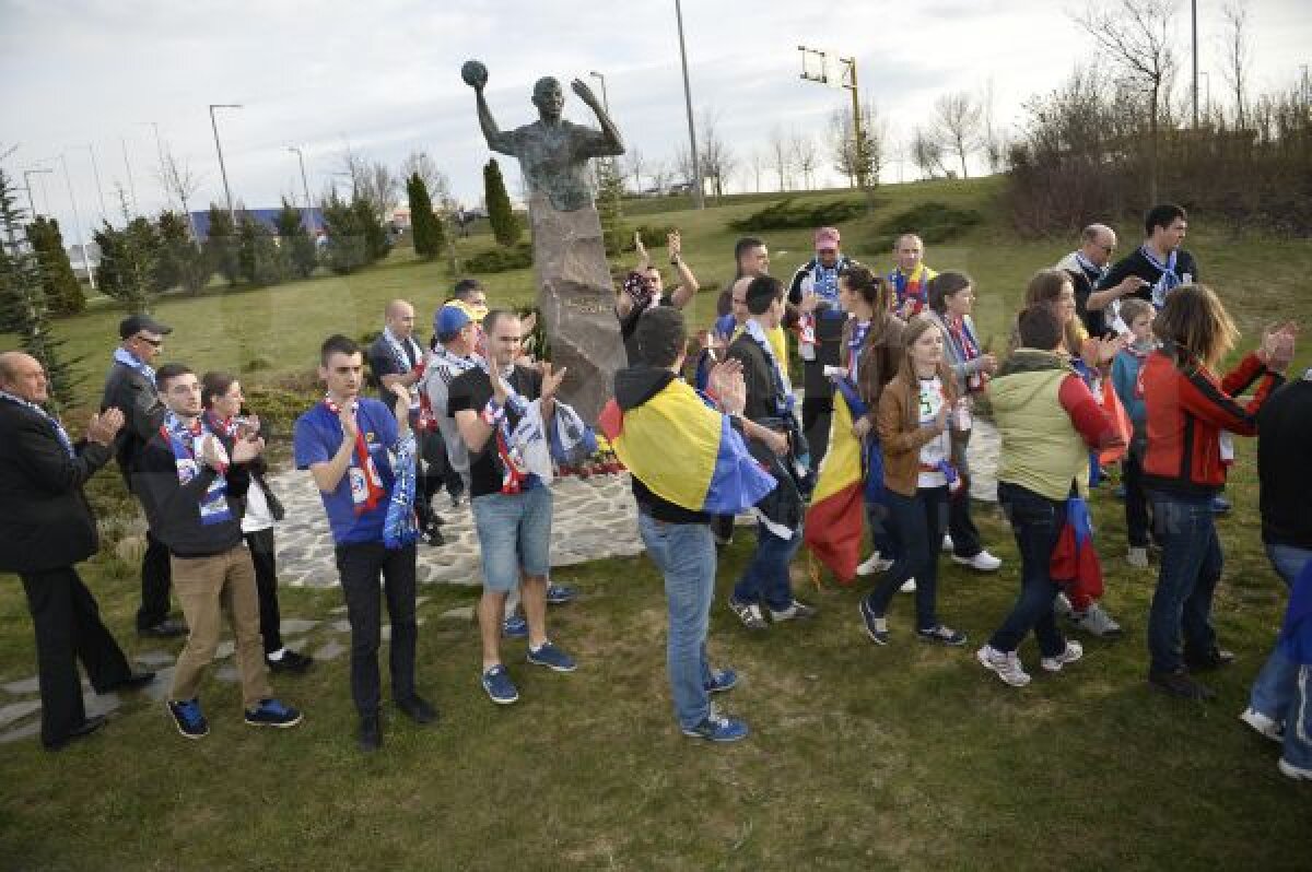 FOTO Suporterii au aprins lumînări la statuia lui Marian Cozma înainte de Gyor - Oltchim