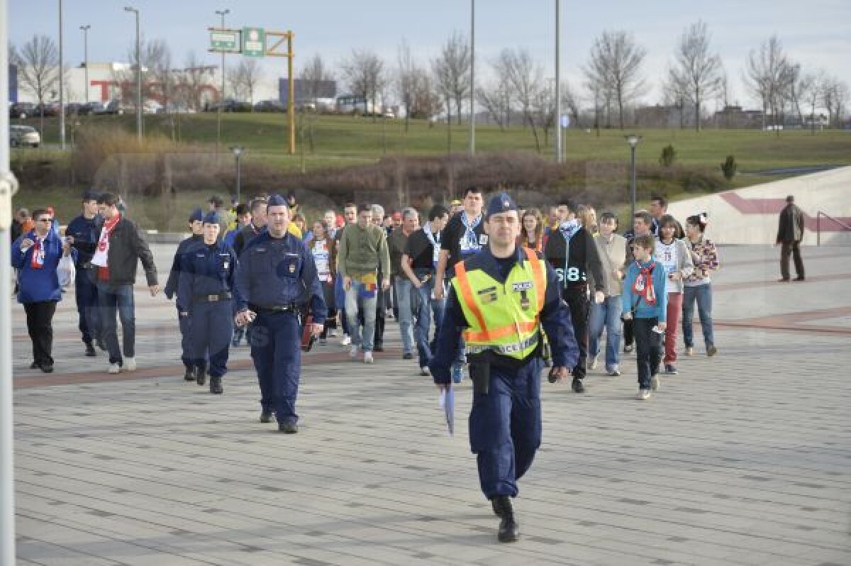 FOTO Suporterii au aprins lumînări la statuia lui Marian Cozma înainte de Gyor - Oltchim