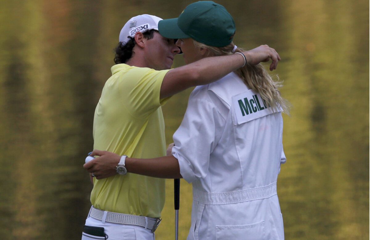 FOTO Asistent pentru o zi » Caroline Wozniacki a încercat să îl ajute pe iubitul ei, Rory McIlroy, la golf