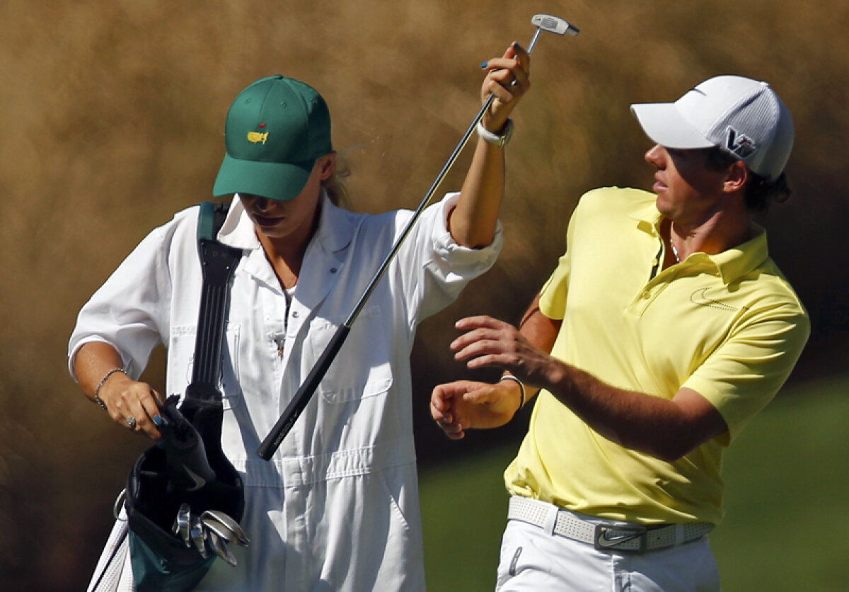 FOTO Asistent pentru o zi » Caroline Wozniacki a încercat să îl ajute pe iubitul ei, Rory McIlroy, la golf