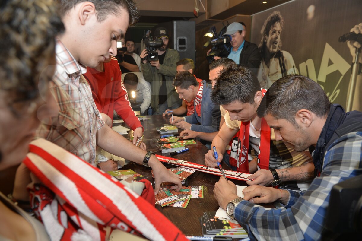 FOTO Suporterii dinamovişti nu s-au înghesuit pentru autografele favoriţilor