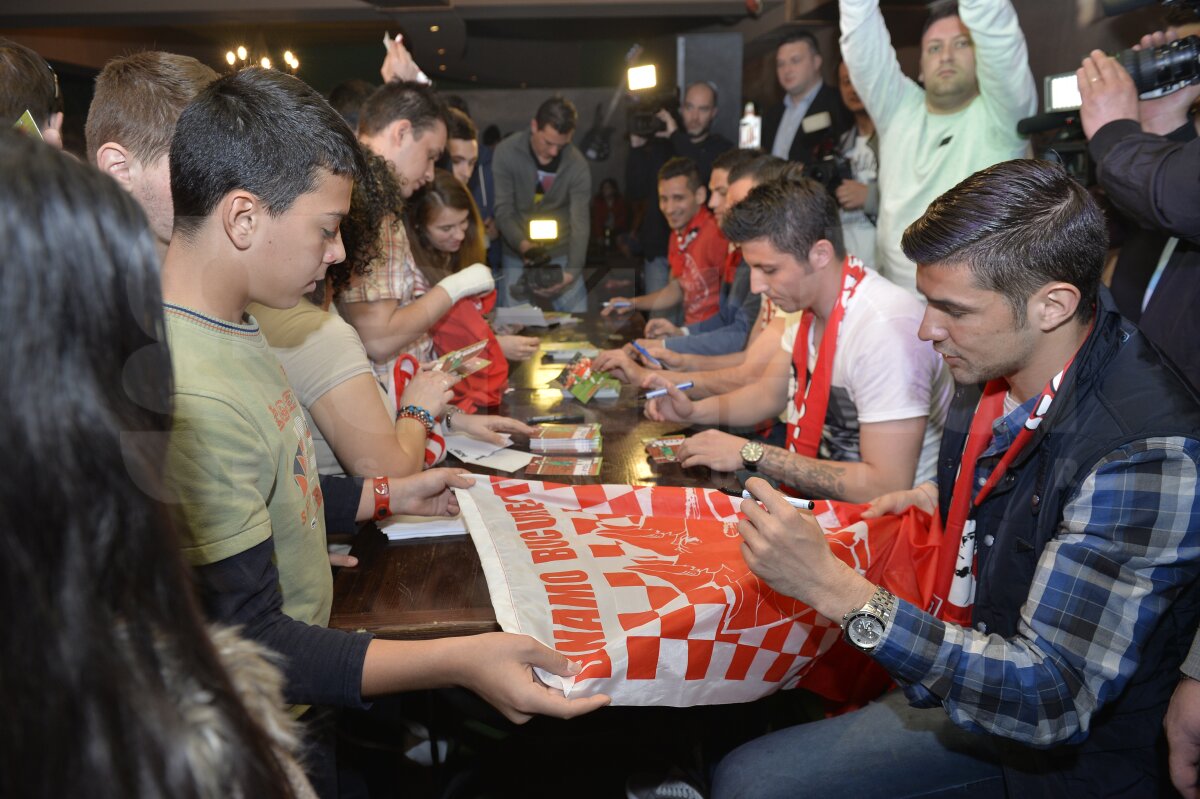 FOTO Suporterii dinamovişti nu s-au înghesuit pentru autografele favoriţilor