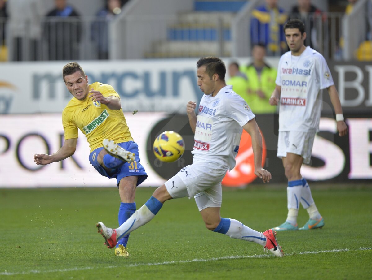 FOTO şi VIDEO "Lupii 3D" au urcat pe locul 2 » Petrolul a zdrobit Bistriţa, 4-0