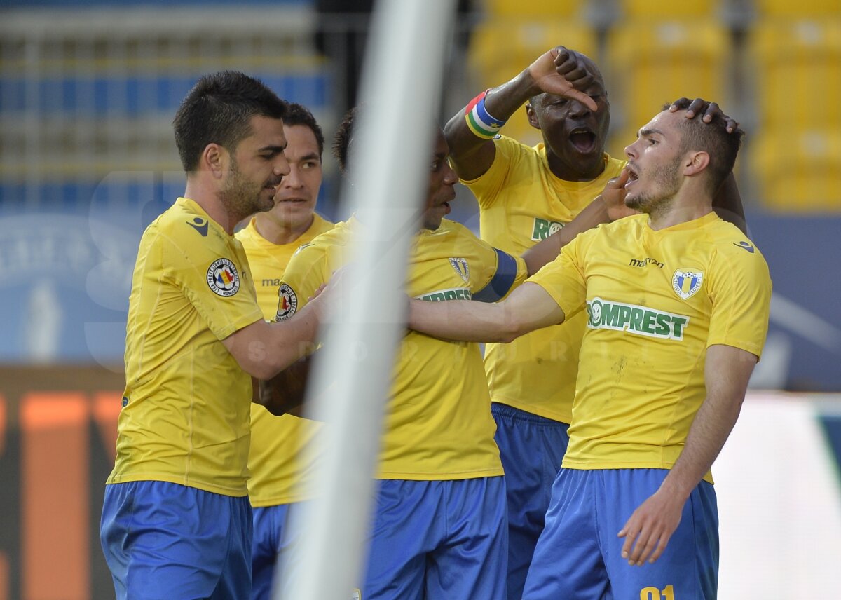 FOTO şi VIDEO "Lupii 3D" au urcat pe locul 2 » Petrolul a zdrobit Bistriţa, 4-0