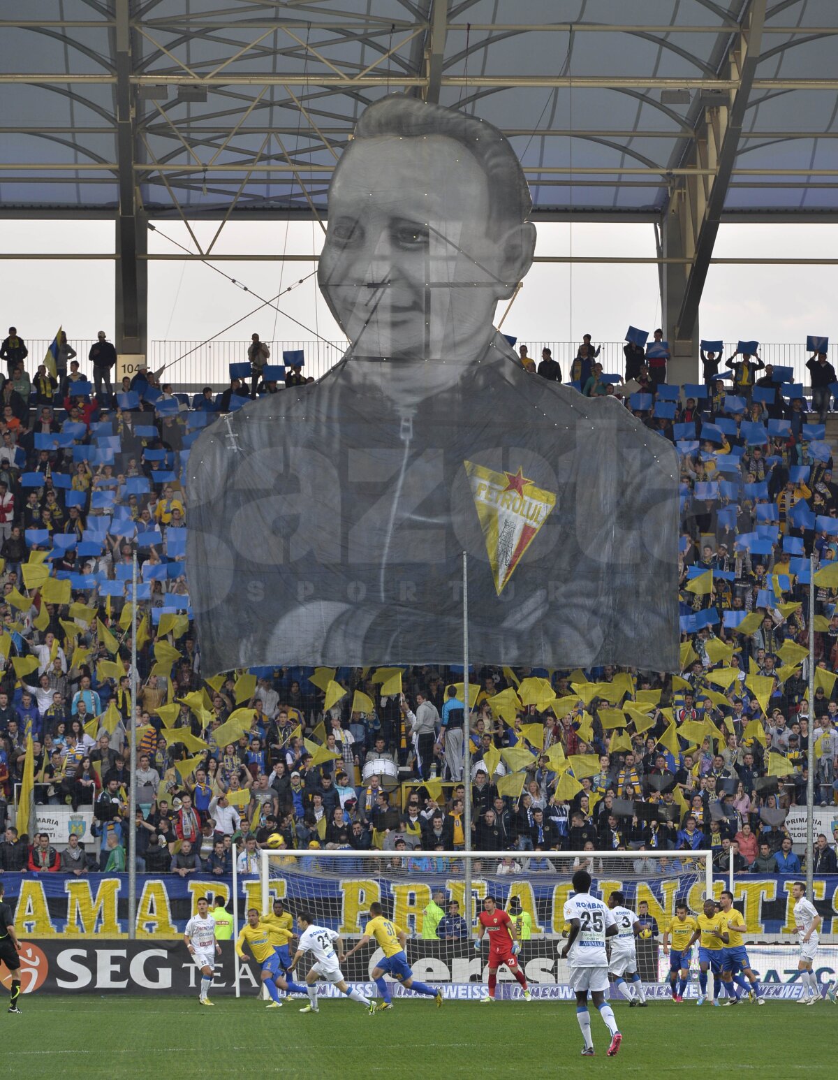 FOTO Coregrafie spectaculoasă a galeriei Petrolului la meciul cu Gloria Bistriţa