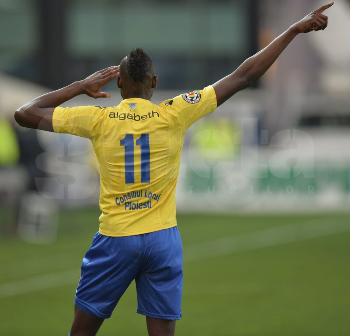 FOTO şi VIDEO "Lupii 3D" au urcat pe locul 2 » Petrolul a zdrobit Bistriţa, 4-0