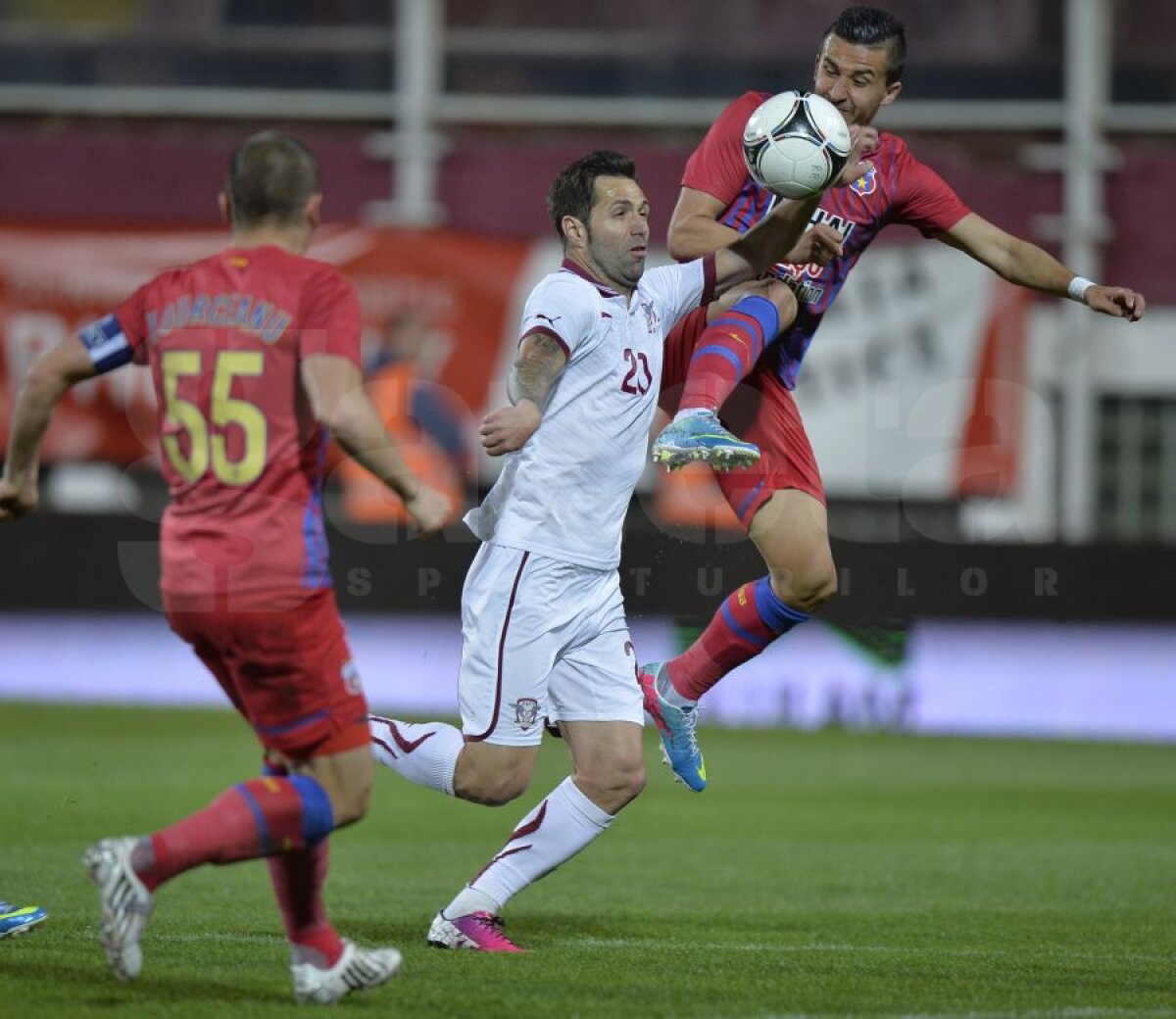 FOTO şi VIDEO Bourceanu a salvat un punct pentru lider » Rapid - Steaua 1-1, după un derby umbrit de incidente