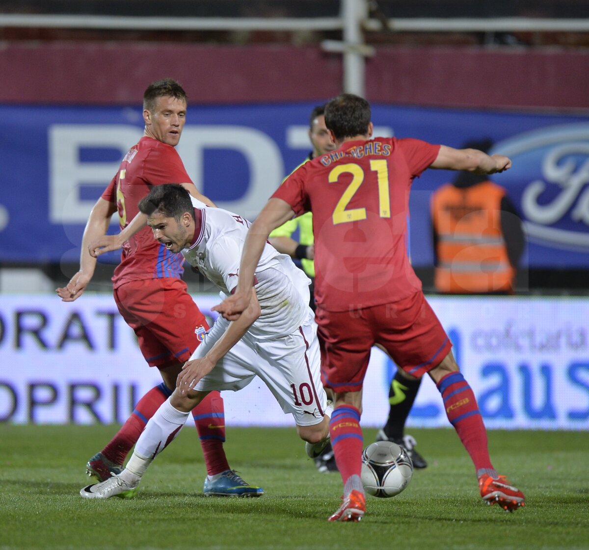 FOTO şi VIDEO Bourceanu a salvat un punct pentru lider » Rapid - Steaua 1-1, după un derby umbrit de incidente