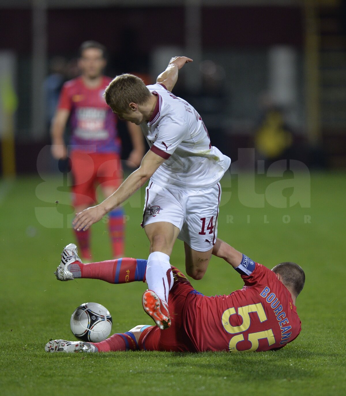 FOTO şi VIDEO Bourceanu a salvat un punct pentru lider » Rapid - Steaua 1-1, după un derby umbrit de incidente