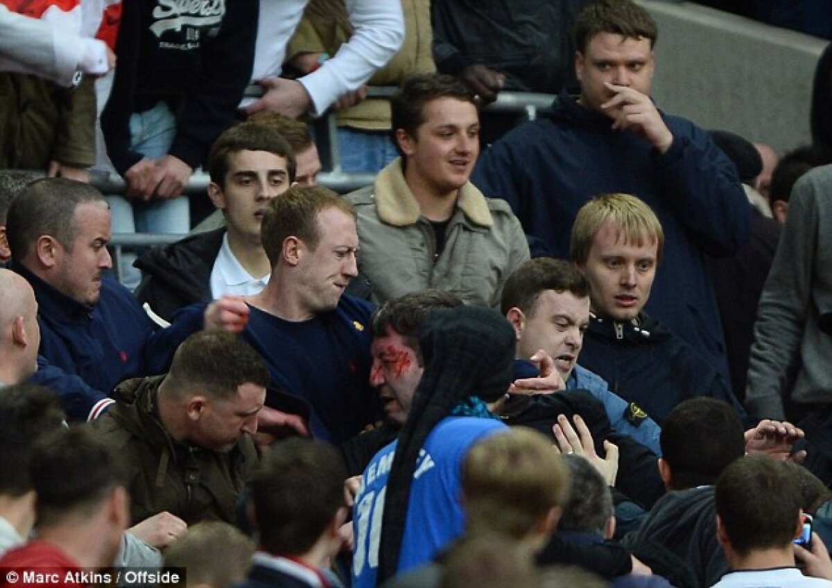 VIDEO+FOTO Hooligans! » Ultraşii lui Millwall s-au bătut între ei şi cu poliţia, distrugînd semifinala Cupei cu Wigan