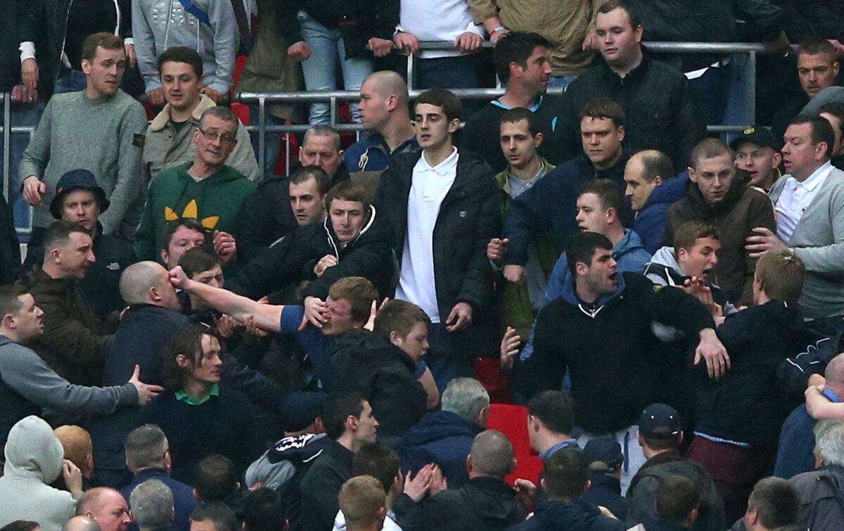 VIDEO+FOTO Hooligans! » Ultraşii lui Millwall s-au bătut între ei şi cu poliţia, distrugînd semifinala Cupei cu Wigan