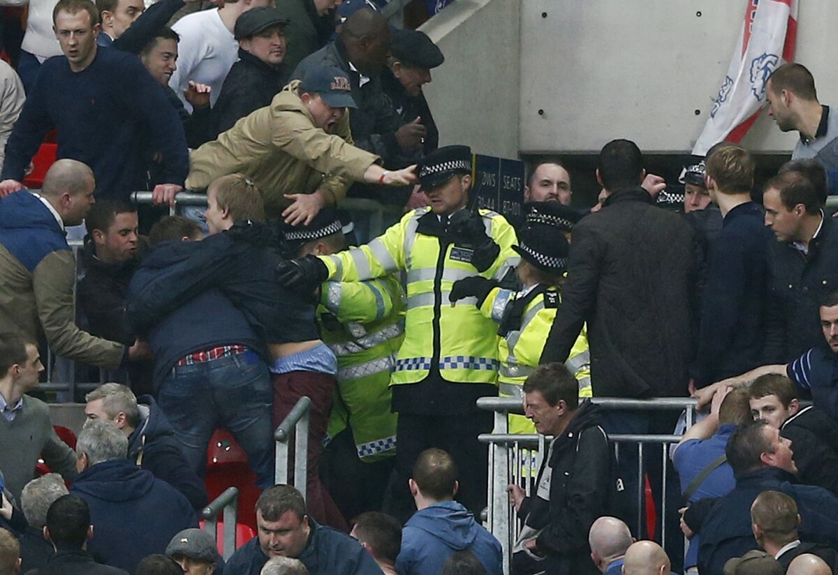 VIDEO+FOTO Hooligans! » Ultraşii lui Millwall s-au bătut între ei şi cu poliţia, distrugînd semifinala Cupei cu Wigan
