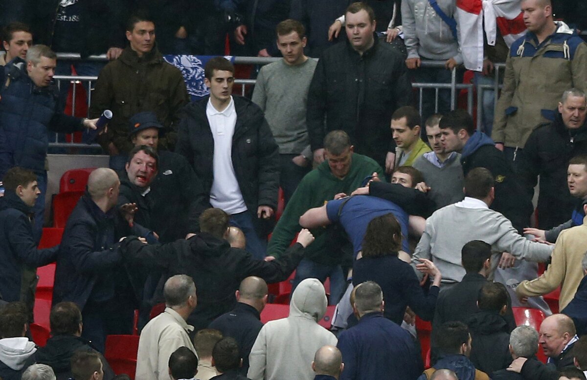 VIDEO+FOTO Hooligans! » Ultraşii lui Millwall s-au bătut între ei şi cu poliţia, distrugînd semifinala Cupei cu Wigan