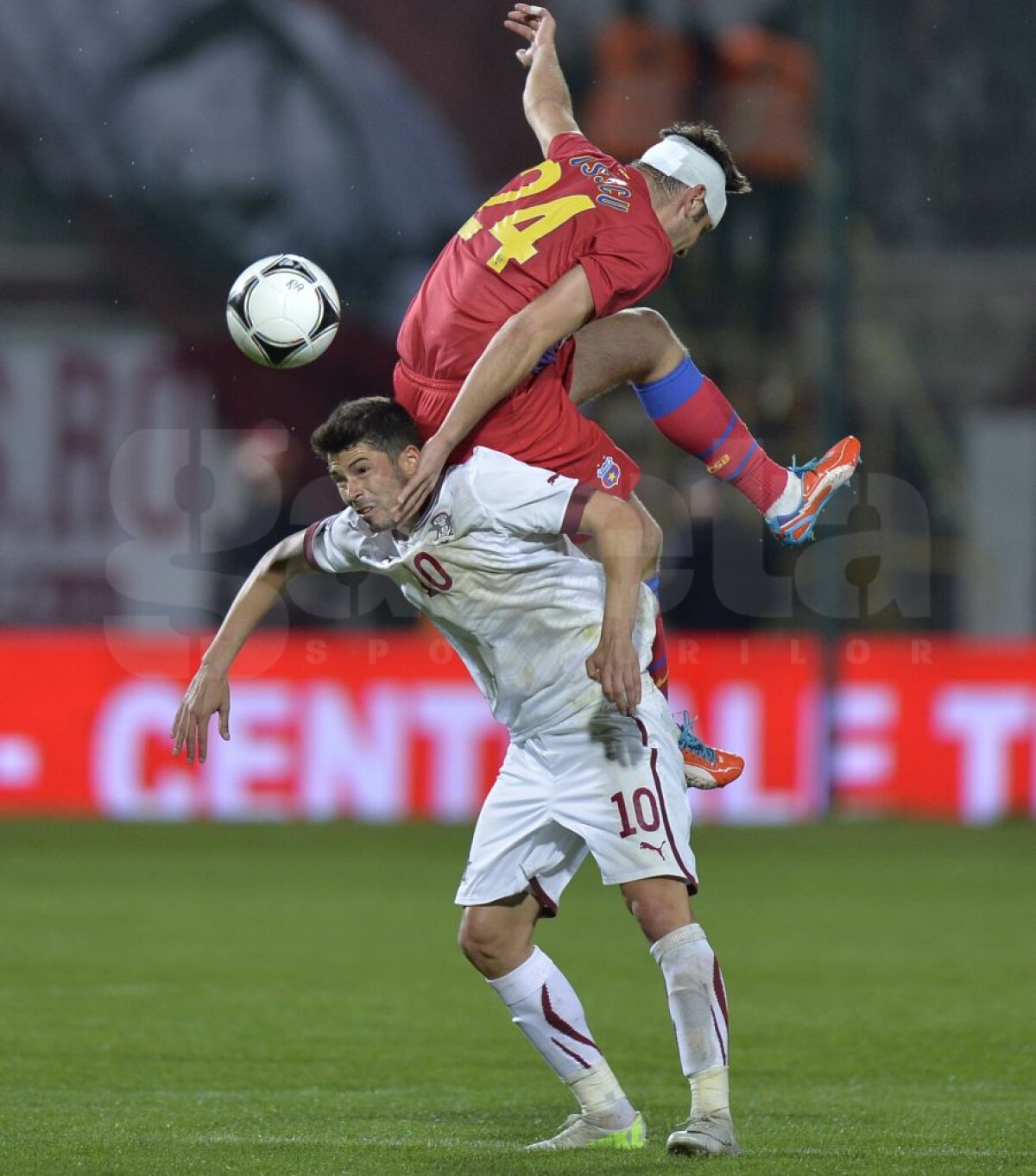 FOTO şi VIDEO Bourceanu a salvat un punct pentru lider » Rapid - Steaua 1-1, după un derby umbrit de incidente