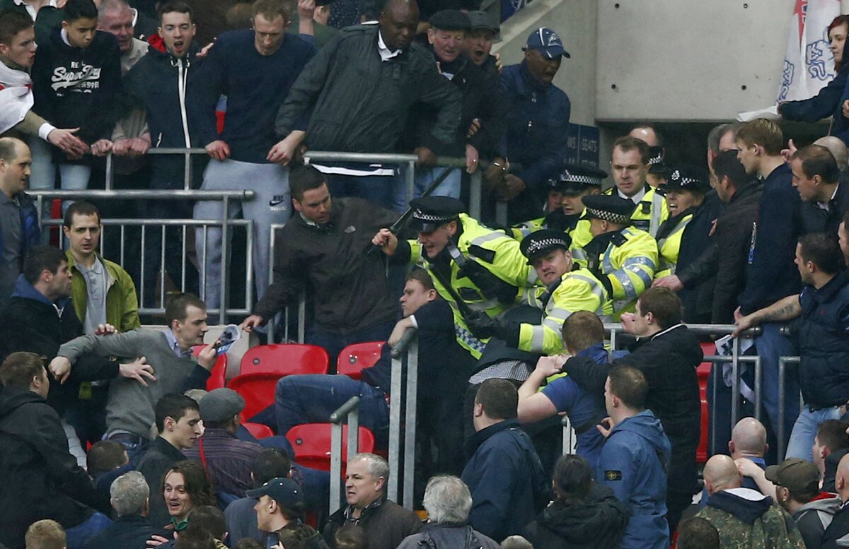 VIDEO+FOTO Hooligans! » Ultraşii lui Millwall s-au bătut între ei şi cu poliţia, distrugînd semifinala Cupei cu Wigan