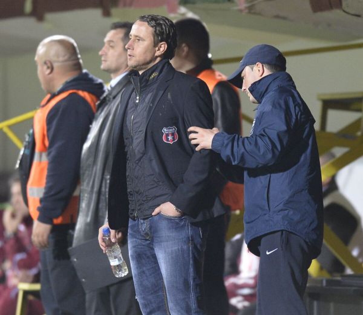 Scene incredibile cu antrenorul Stelei agresat de suporterii giuleşteni: "Noi nu am provocat, dar am fost loviţi!"