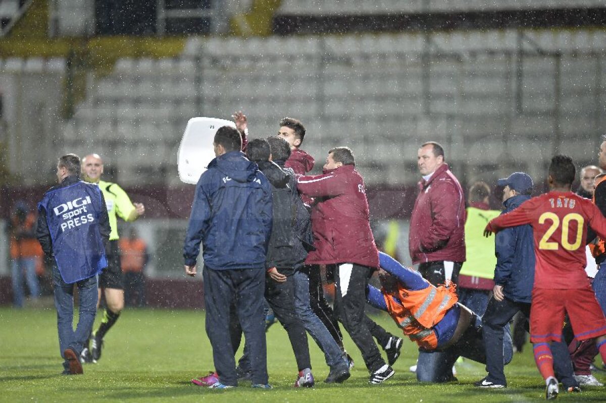 Galerie foto » Scaunul discordiei » Imagini incredibile cu faza la care MM şi rapidiştii s-au încăierat pe margine