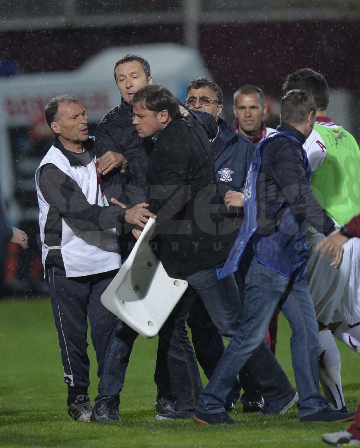 Galerie foto » Scaunul discordiei » Imagini incredibile cu faza la care MM şi rapidiştii s-au încăierat pe margine