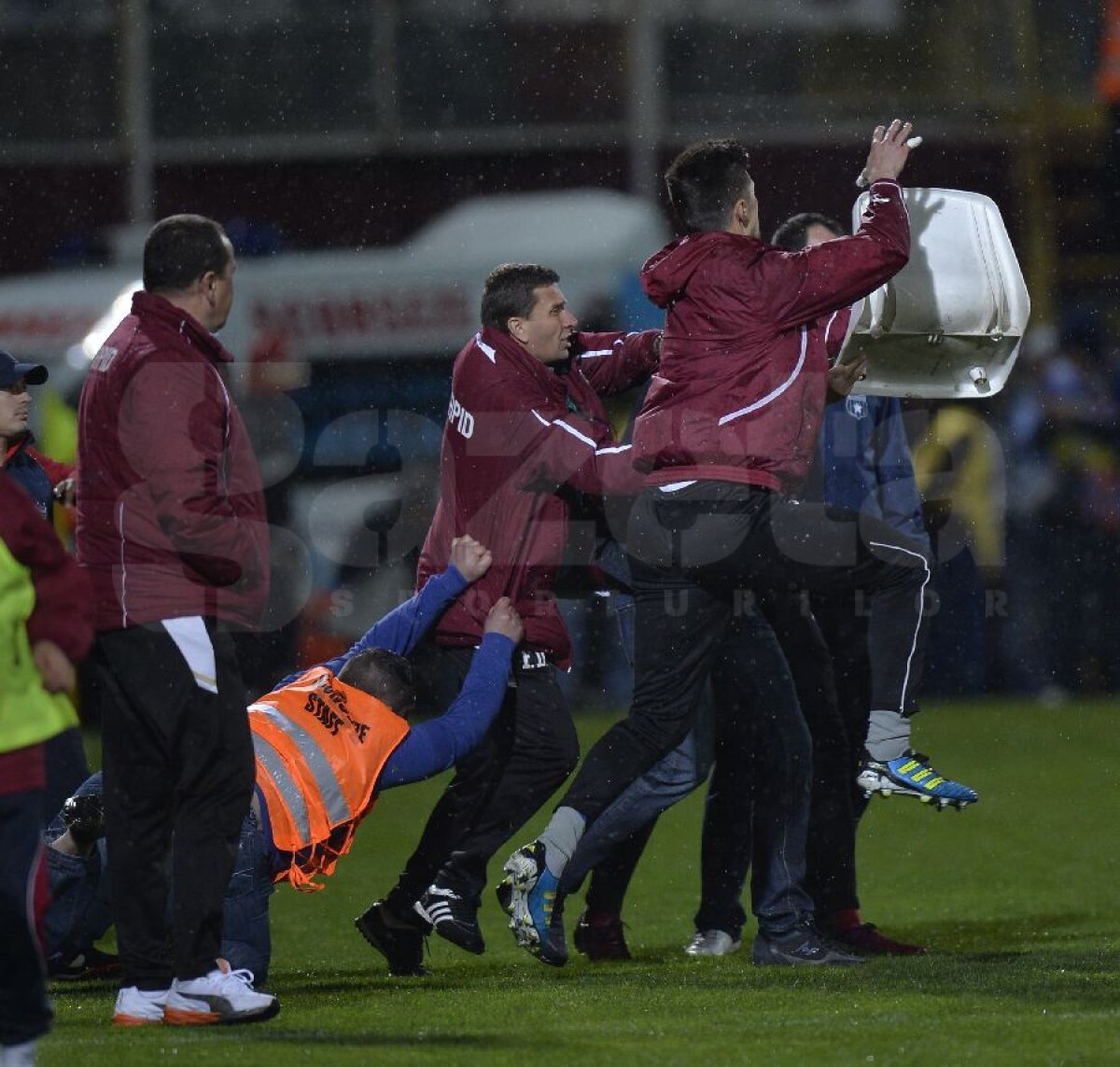 Galerie foto » Scaunul discordiei » Imagini incredibile cu faza la care MM şi rapidiştii s-au încăierat pe margine