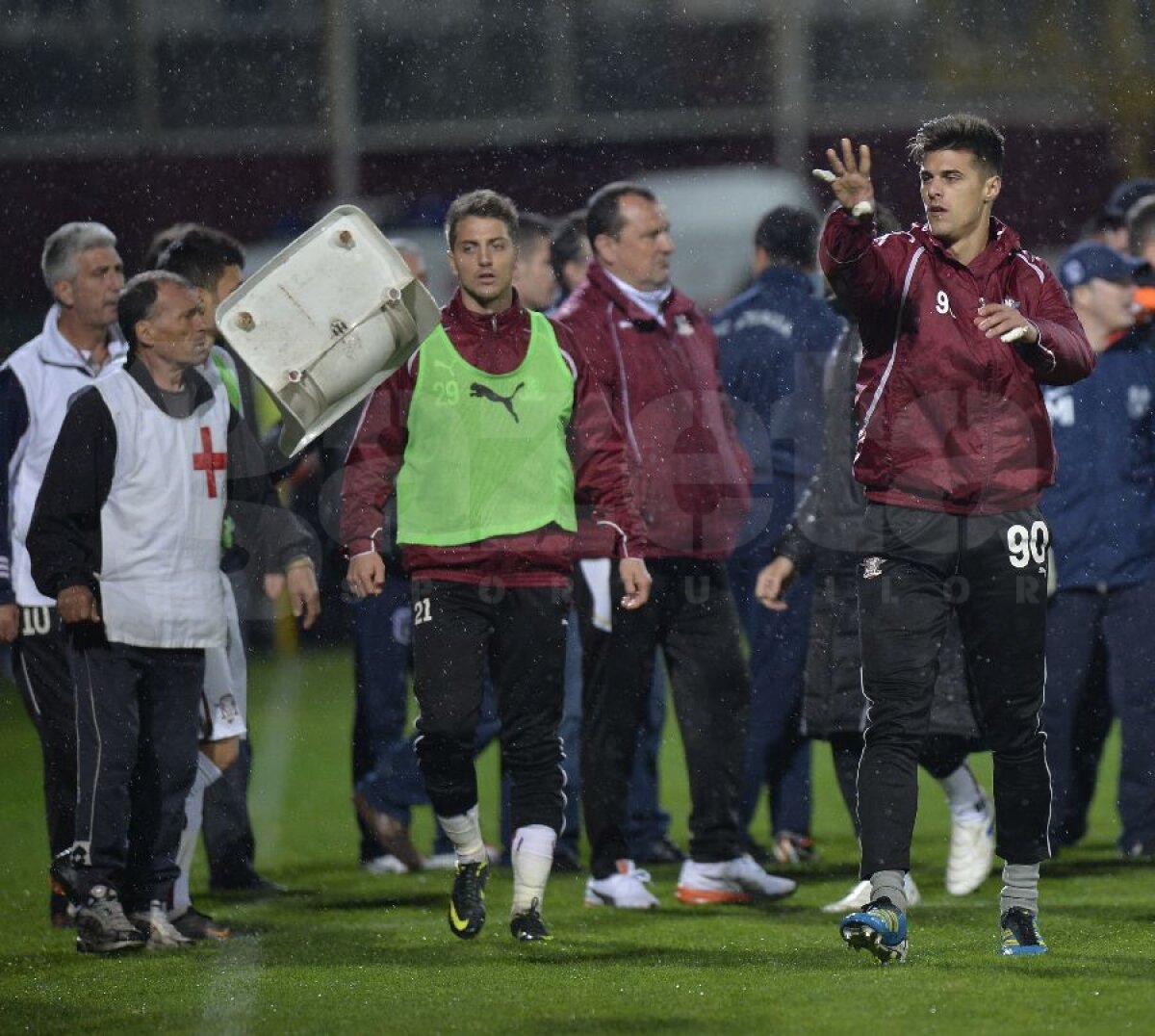 Galerie foto » Scaunul discordiei » Imagini incredibile cu faza la care MM şi rapidiştii s-au încăierat pe margine