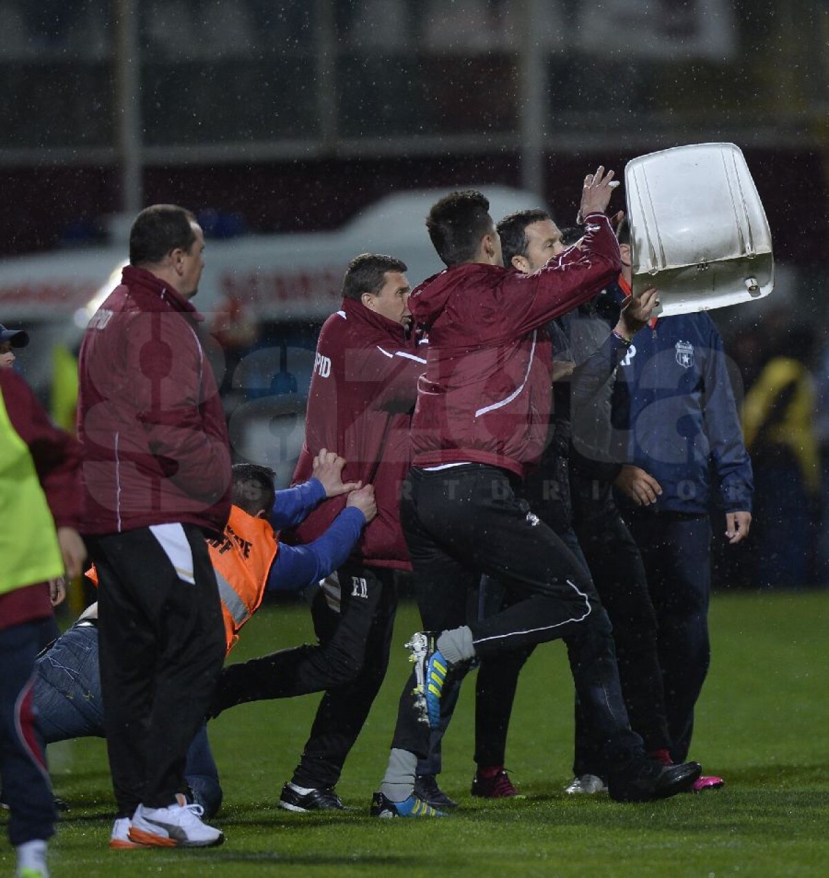 Galerie foto » Scaunul discordiei » Imagini incredibile cu faza la care MM şi rapidiştii s-au încăierat pe margine