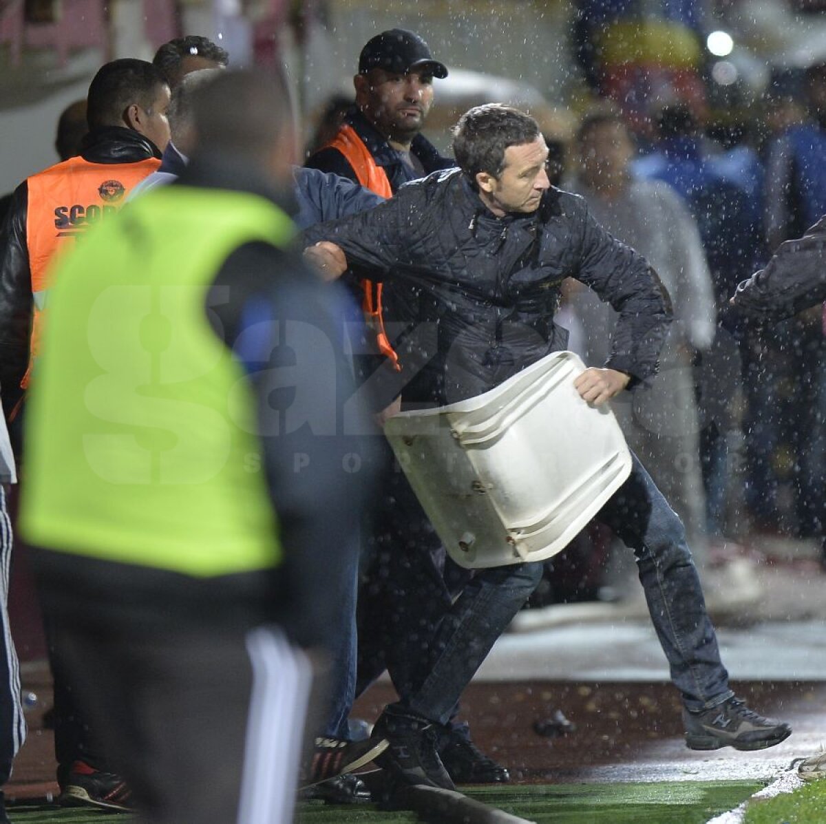 Galerie foto » Scaunul discordiei » Imagini incredibile cu faza la care MM şi rapidiştii s-au încăierat pe margine