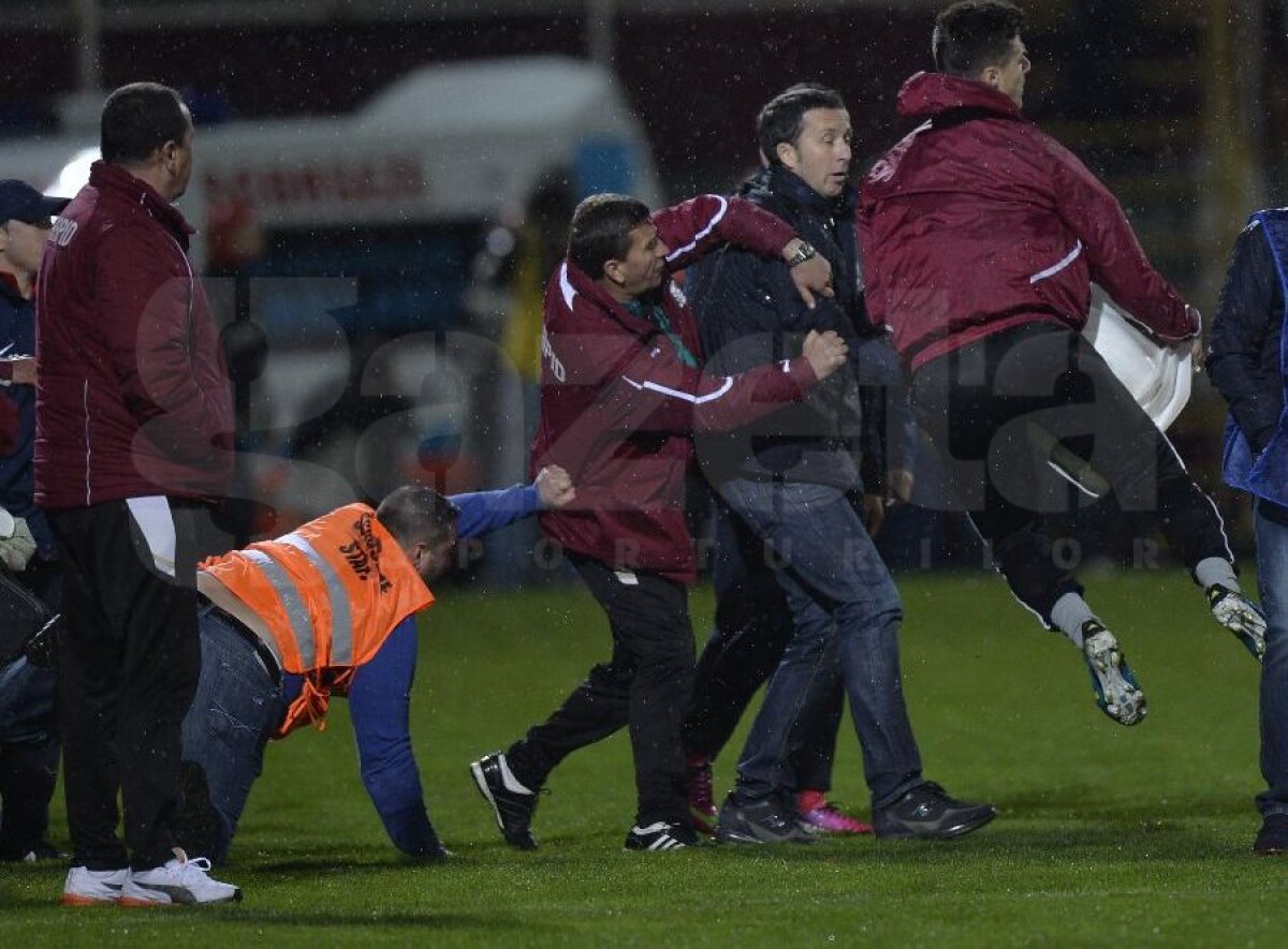 Galerie foto » Scaunul discordiei » Imagini incredibile cu faza la care MM şi rapidiştii s-au încăierat pe margine