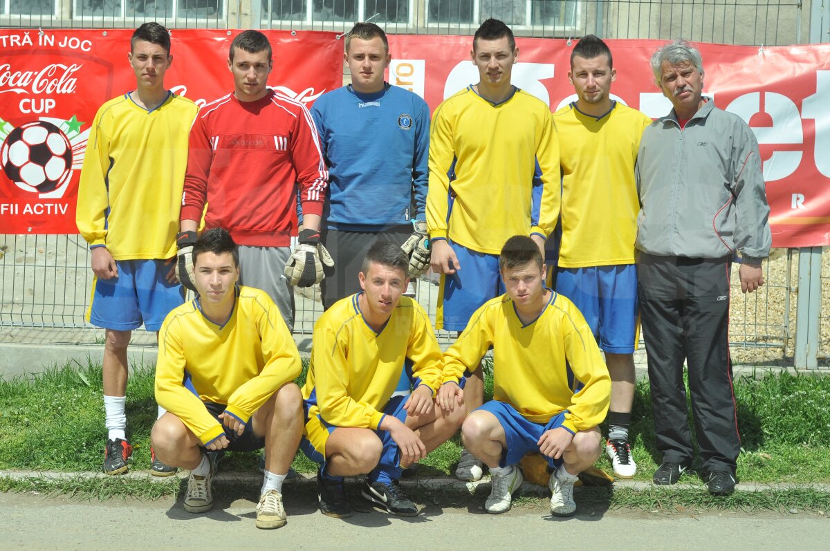 FOTO Lecţie de viaţă dată de liceeni la 18 ani » Fără violenţă, doar fotbal