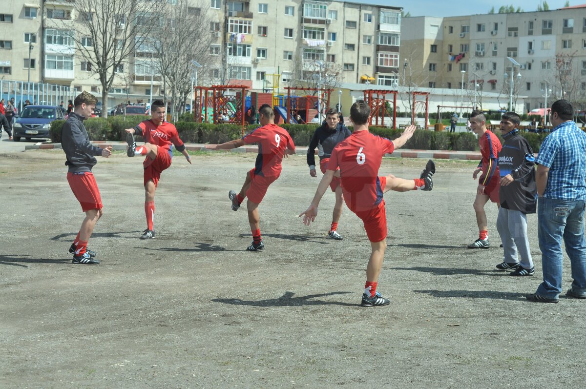 FOTO Lecţie de viaţă dată de liceeni la 18 ani » Fără violenţă, doar fotbal