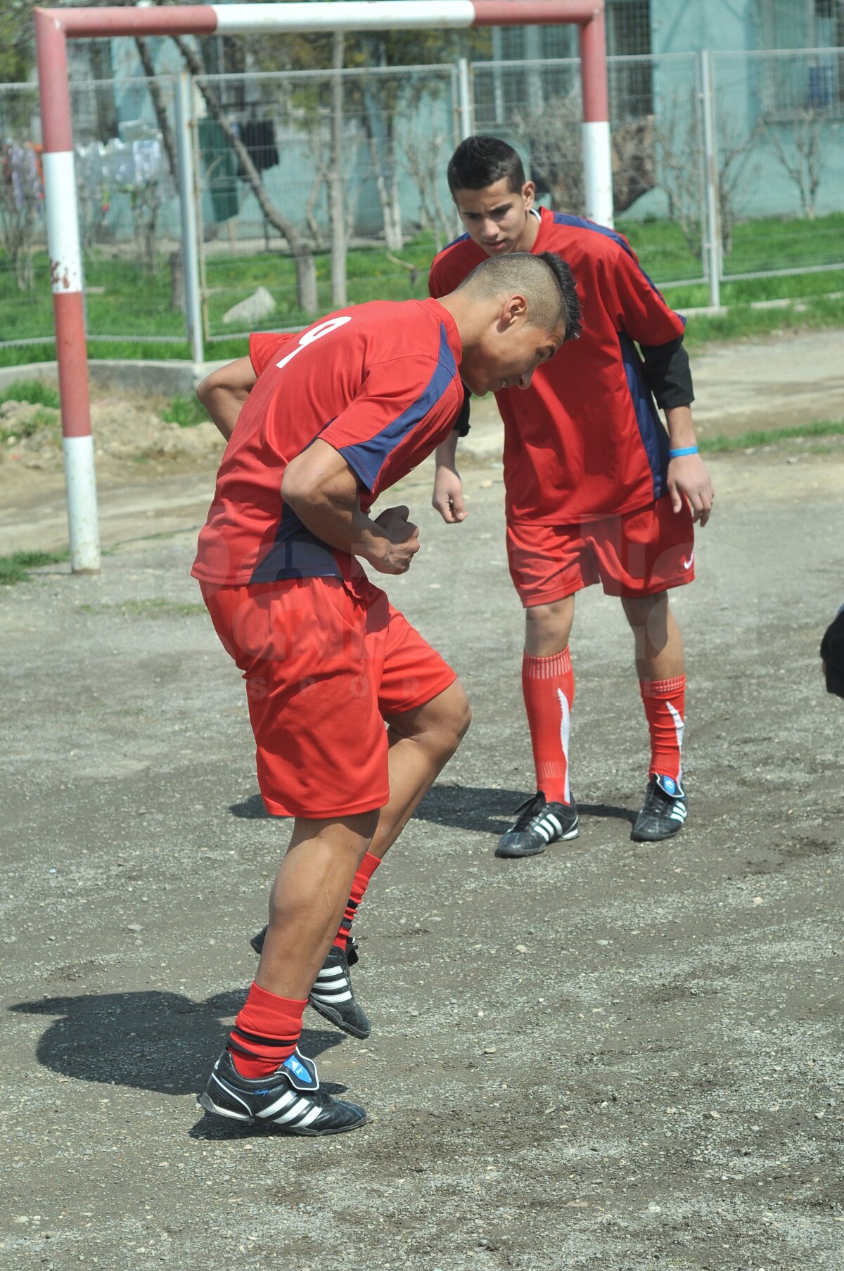 FOTO Lecţie de viaţă dată de liceeni la 18 ani » Fără violenţă, doar fotbal