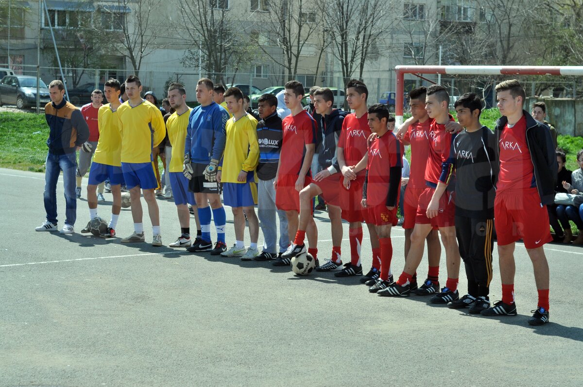 FOTO Lecţie de viaţă dată de liceeni la 18 ani » Fără violenţă, doar fotbal