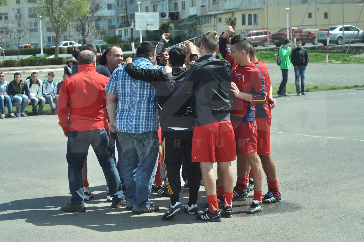 FOTO Lecţie de viaţă dată de liceeni la 18 ani » Fără violenţă, doar fotbal